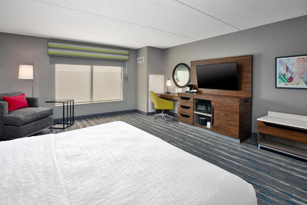 Hampton Inn & Suites Cleveland-Beachwood photo