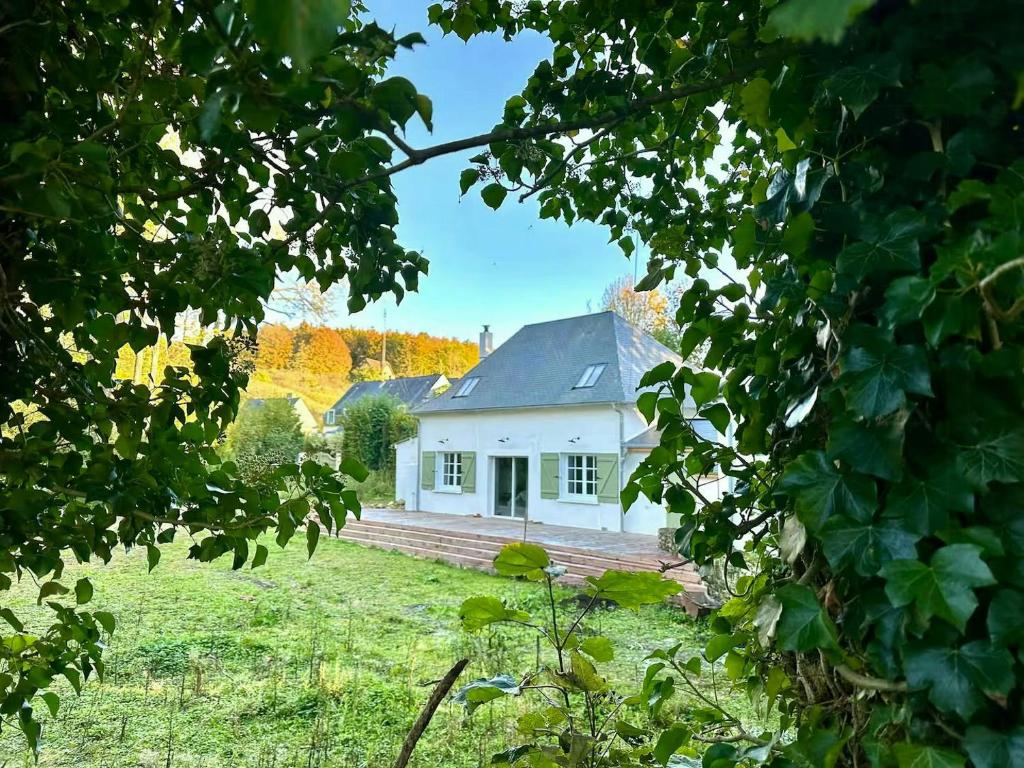 a white house in the middle of a yard at Charming House In Lyons-La-Forêt in Lyons-la-Forêt