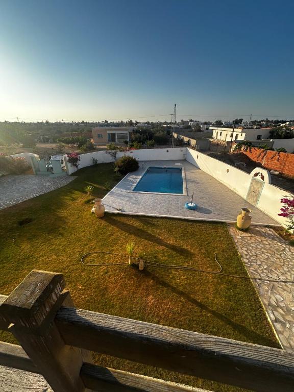 une piscine sur le toit d'une maison dans l'établissement Huge entire private villa, à Temlale