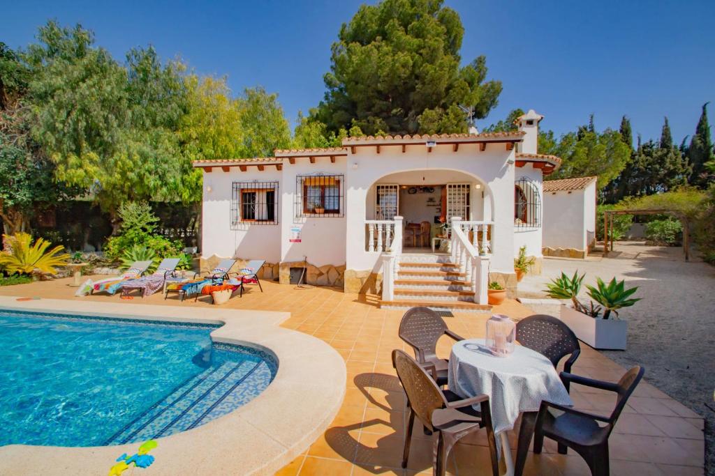 een villa met een zwembad en een huis bij Villa Michele - PlusHolidays in Calpe