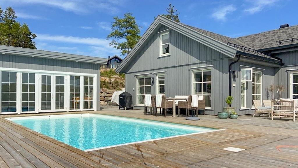 een huis met een zwembad voor een huis bij Modern Summer House With Pool In Risør in Risør