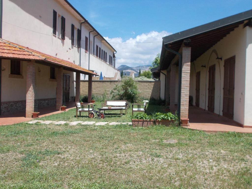 een tuin met twee banken naast een gebouw bij Agriturismo Contessa Beatrice in San Vincenzo