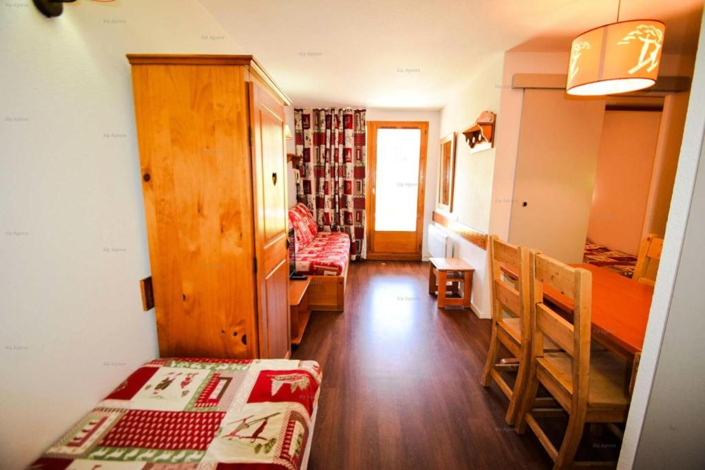 un salon avec un lit et une salle à manger dans l'établissement Résidence Le Cervin - 2 pièces 4/5 pers- WIFI- Le CERVIN- PLAGNE SOLEIL MAE-8044, à Aime La Plagne