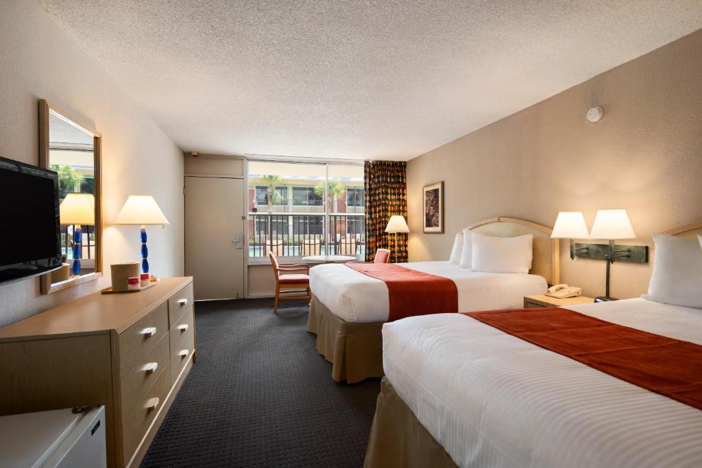 Ramada by Wyndham Kissimmee Gateway - Free Theme Park Shuttle - 标准2个大号床Poomview Inn Room