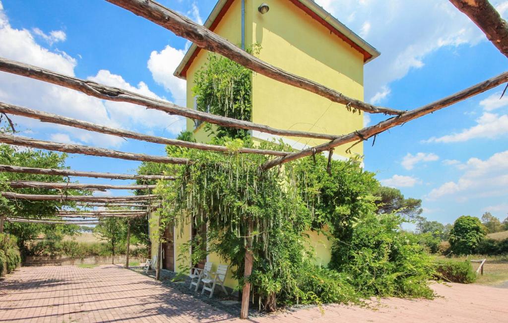 Κήπος έξω από το Awesome Home In Roma With Wifi