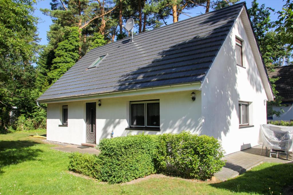 une maison blanche avec un toit noir dans l'établissement Madleen, à Wieck