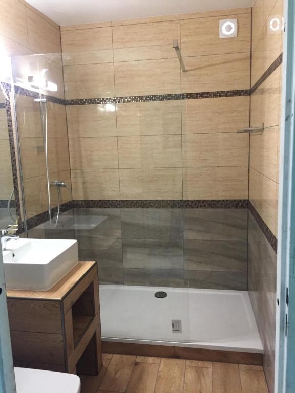 een badkamer met douche en wastafel bij Fajna Kwatera Warszawa in Warschau