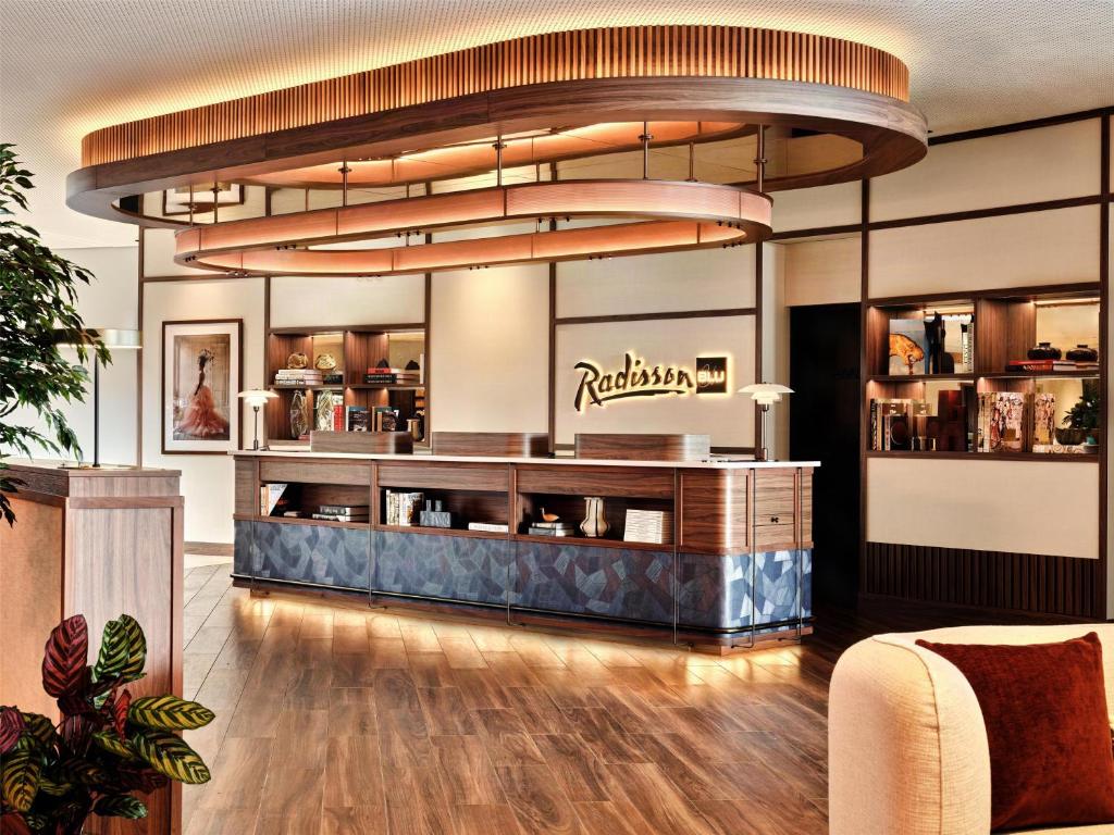 Radisson Blu Hotel, Hamburg Airport - Resim 2