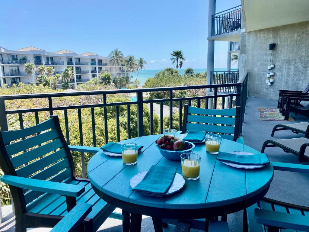 Rõdu või terrass majutusasutuses Anchor Drop Key West