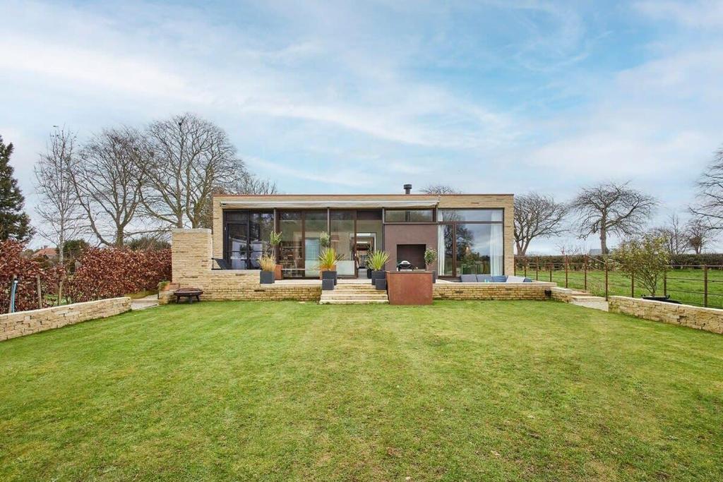 une maison avec une grande pelouse devant dans l'établissement Sleeper Cottage - Sleeps 8, à Scarborough