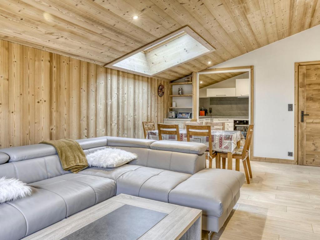 un salon avec un canapé et une table dans l'établissement Appartement rénové 2 chambres, balcon exposé Sud, Wi-Fi, parking, près du centre Megève - FR-1-453-318, à Megève