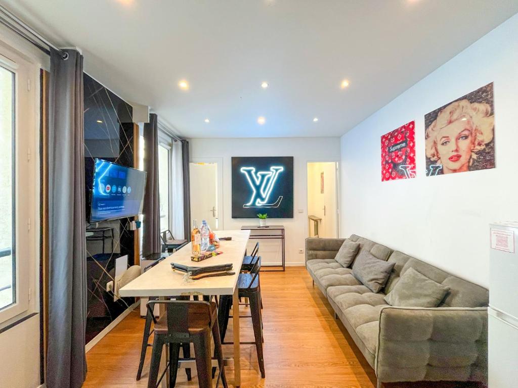 un salon avec un canapé et une table dans l'établissement 115 - Urban Vuitton Saint Denis, à Paris