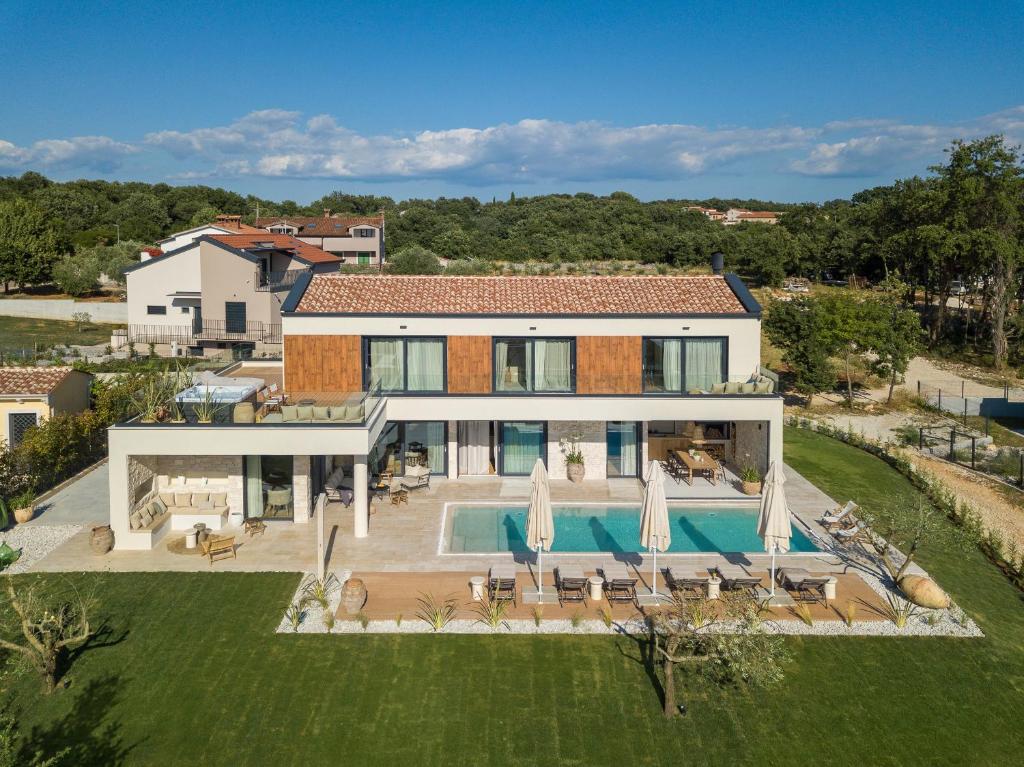 an aerial view of a house with a swimming pool at Villa Novita in Pazin
