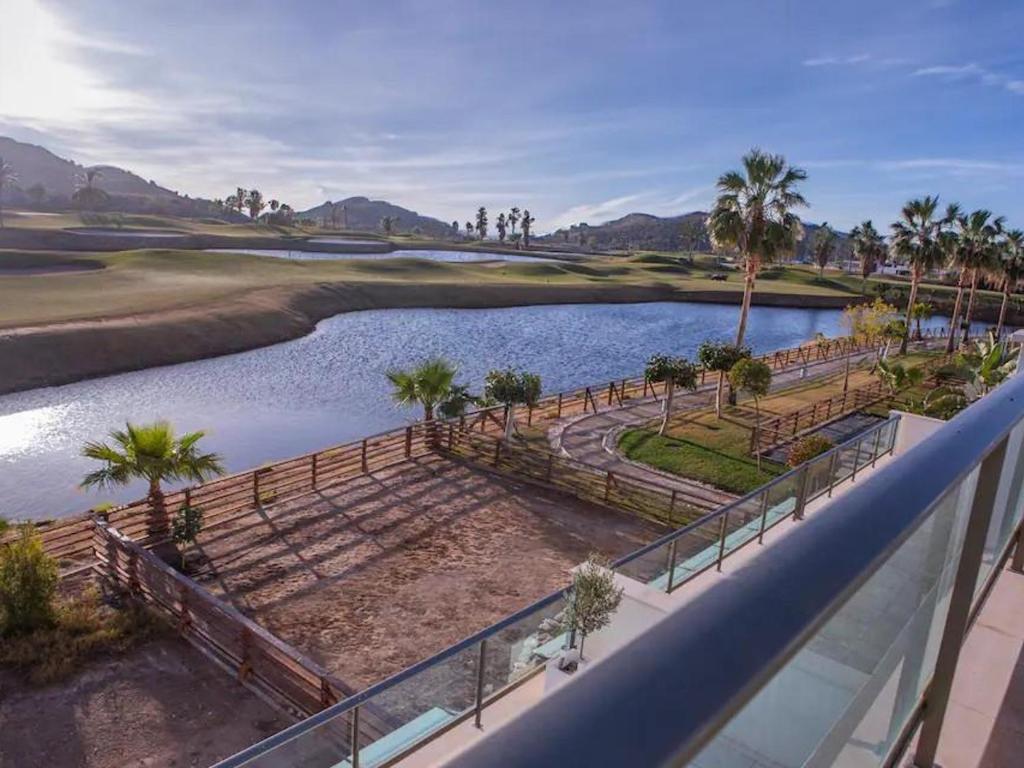 普尔皮Apartamento de 2 habitaciones con jardín y piscina comunitaria cerca de la playa en Pulpi - ES-376-24的享有高尔夫球场空中美景,设有池塘