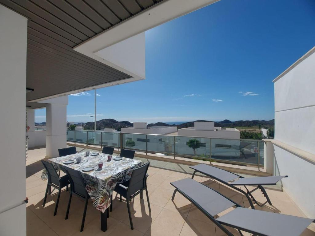 y balcón con mesa de comedor y sillas. en Hermoso apartamento en Pulpi con jardín compartido y vistas al mar - ES-376-25, en Pulpí