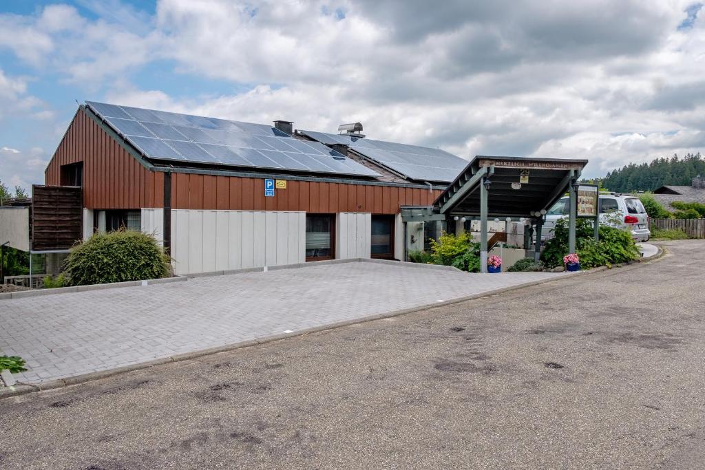 ein Gebäude mit nebeneinander liegenden Sonnenkollektoren in der Unterkunft Gästehaus Himmelswiese Ingo Reetz in Schönwald