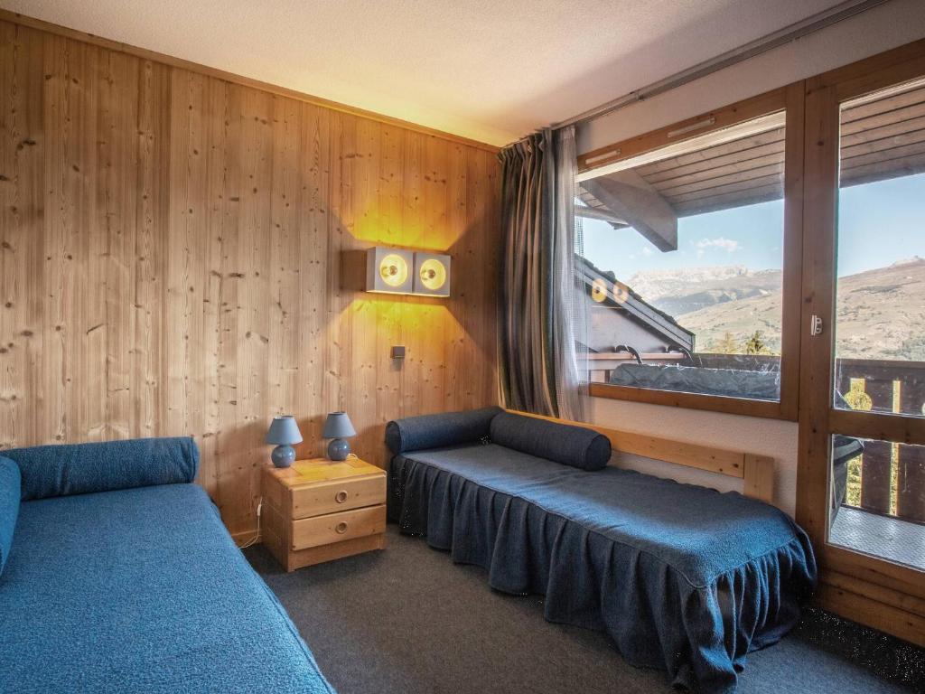 - une chambre avec 2 lits et une fenêtre avec vue dans l'établissement Studio au centre, 4 pers, animaux admis, balcon - FR-1-353-71, à La Plagne