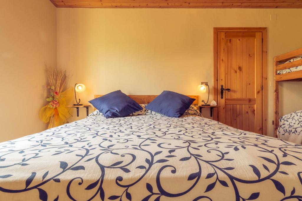 アニョーネにあるB&B La Marellaのベッドルーム(青い枕の大型ベッド1台付)