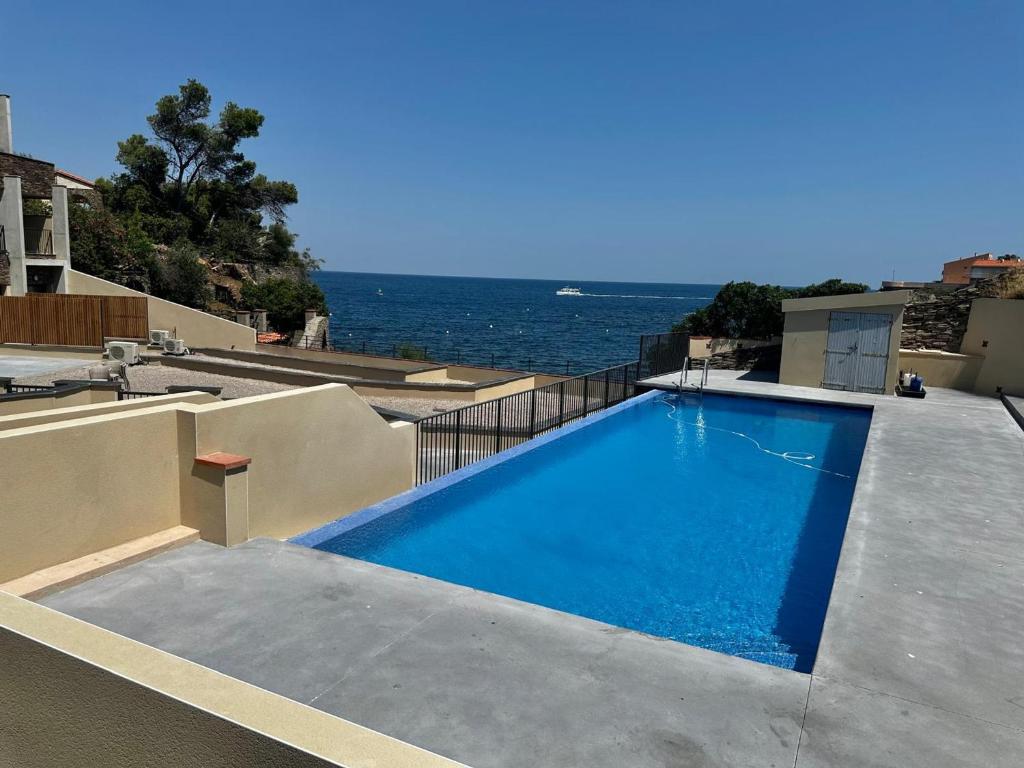 a swimming pool with the ocean in the background at Appartement à Collioure pour familles avec piscine et parking - FR-1-309-529 in Collioure