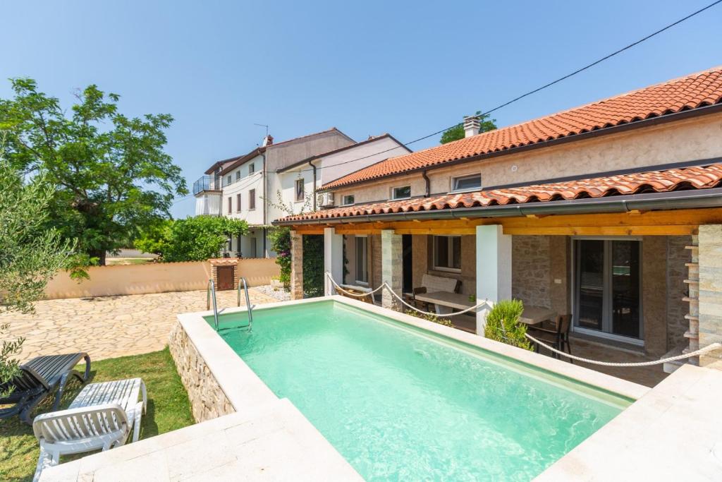 Kolam renang di atau dekat dengan Villa Alina with Pool
