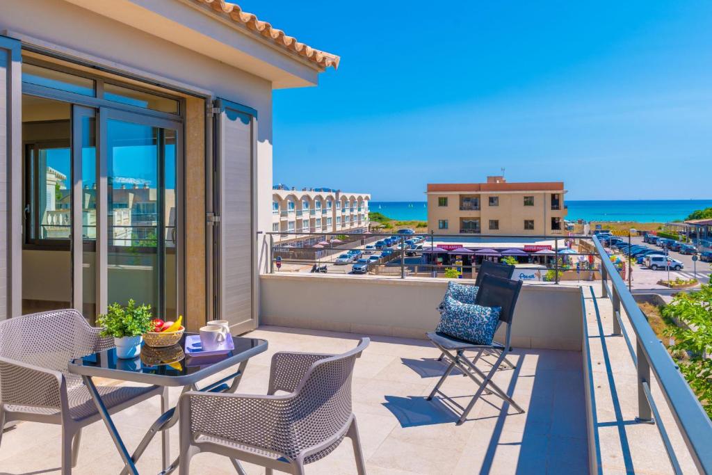 einen Balkon mit Stühlen, einem Tisch und Meerblick in der Unterkunft Antonia in Can Picafort