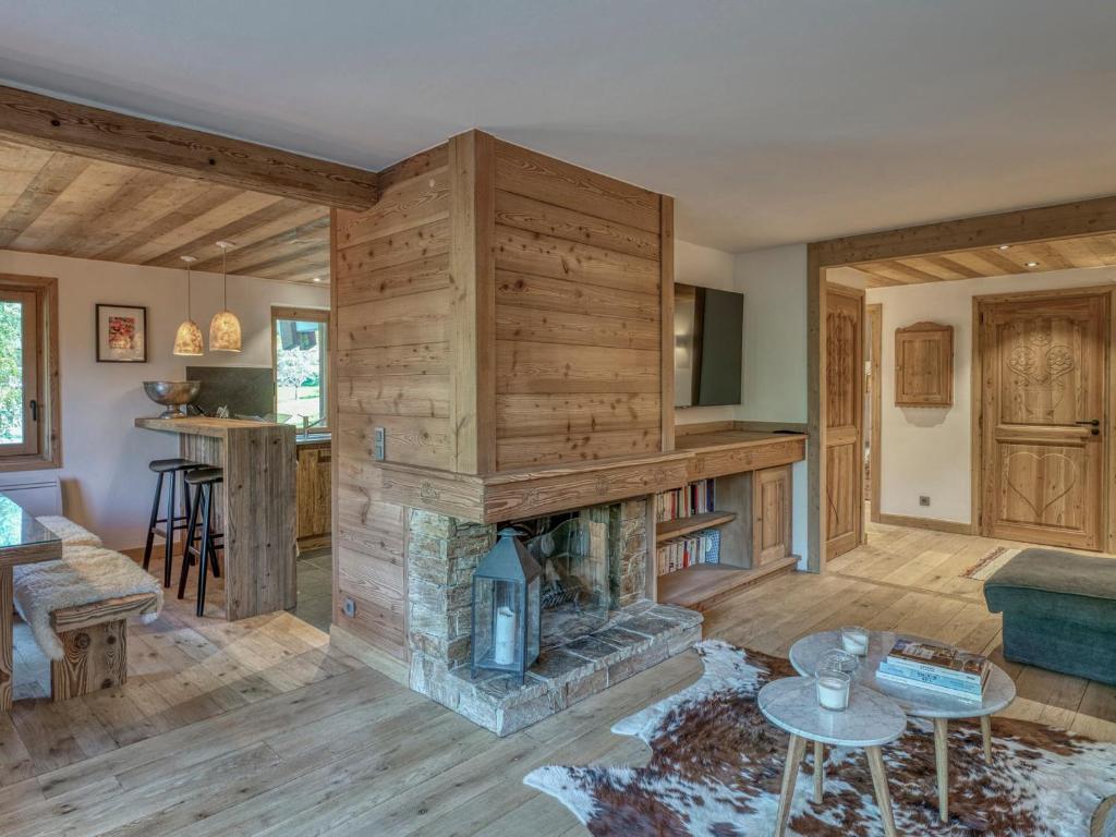 - un salon avec une cheminée dans une maison dans l'établissement Charmant T3 rénové avec terrasse à 800m du centre de Megève, parking et wifi inclus - FR-1-453-166, à Megève