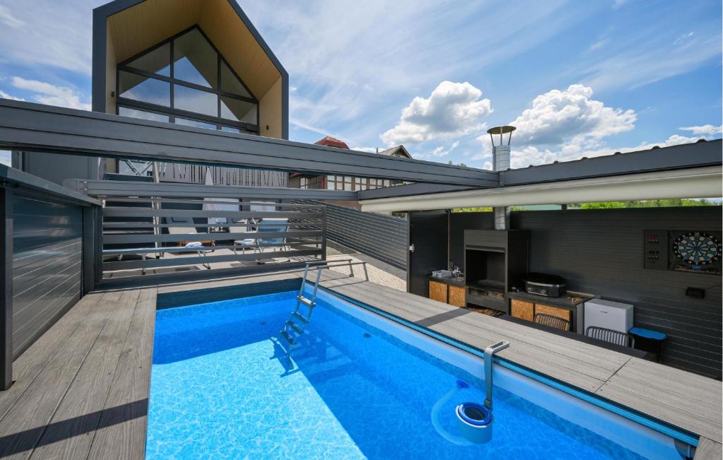 ein Haus mit Pool auf dem Dach in der Unterkunft Beautiful Home In Seketin With Sauna in Seketin