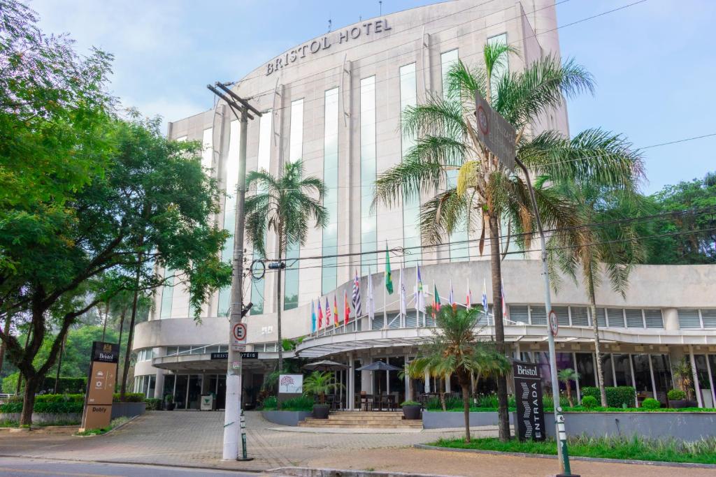 Un gran edificio con palmeras delante. en Bristol Santo André ABC São Paulo, en Santo André