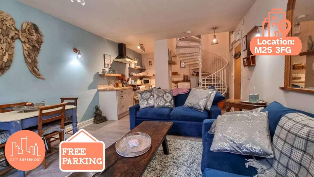 Una sala de estar con un sofá azul y una mesa. en Stunning Luxury Vintage Duplex with Parking, en Mánchester