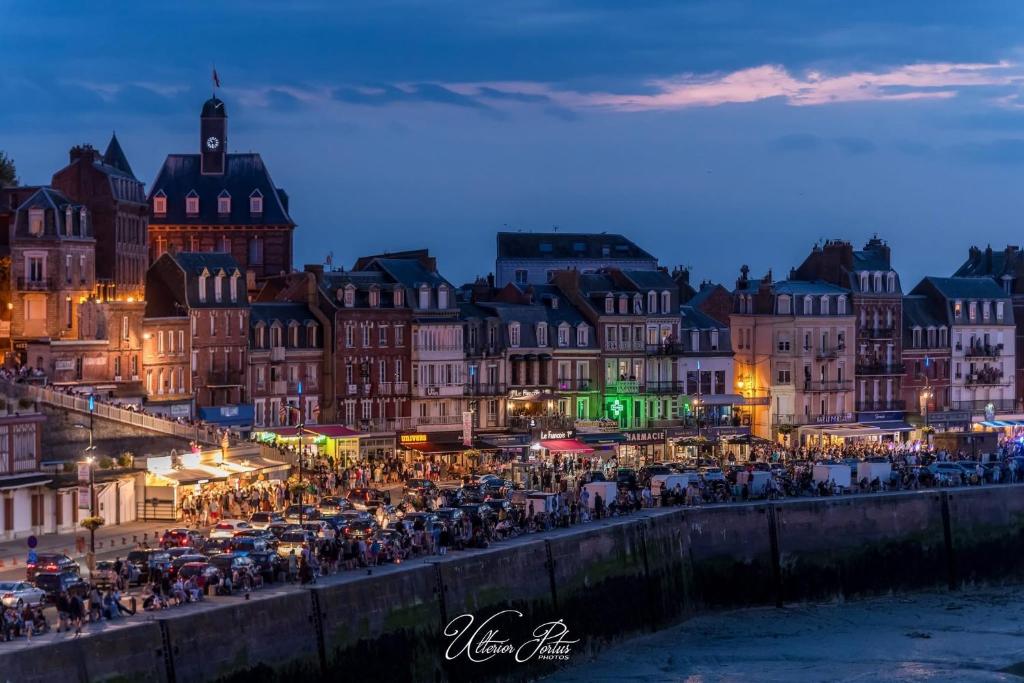 Une foule de gens debout dans une rue la nuit dans l'établissement maison jardin terrasse parking gratuit autour de la maison, au Tréport