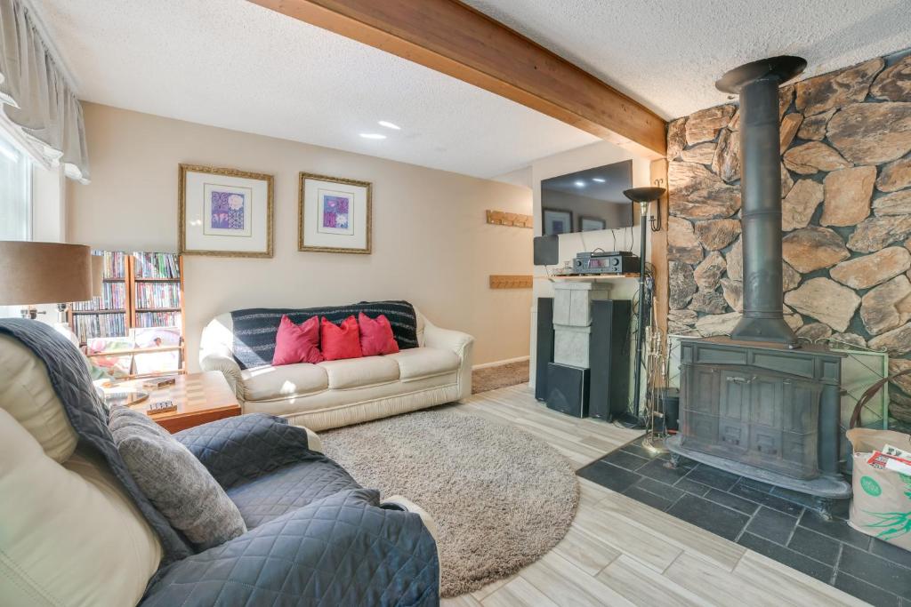 Posezení v ubytování Indoor Pool Access Cabin in Lakes of the North!