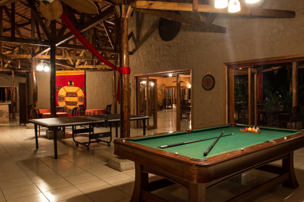Biliár nebo kulečník v ubytování Popa Paradise Beach Resort