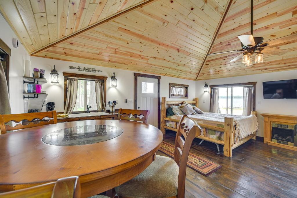 Μια τηλεόραση ή/και κέντρο ψυχαγωγίας στο Cozy Studio with Community Docks in Stone Lake!