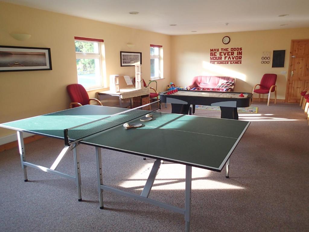 - une chambre avec 2 tables de ping-pong dans l'établissement Lough Gara Lodge Self Catering, à Gorteen