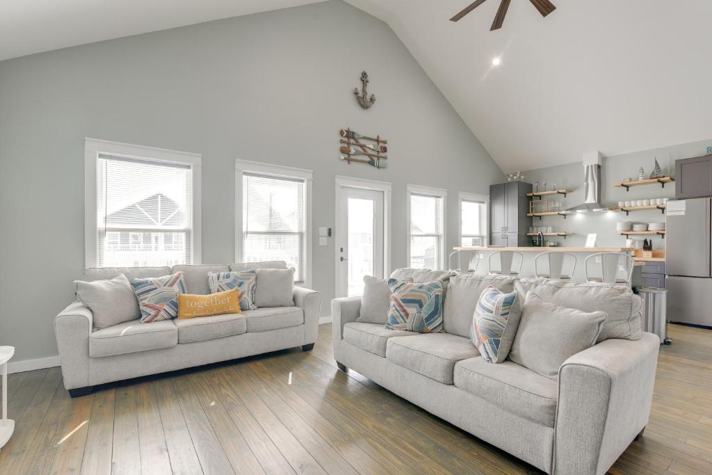 un salon avec deux canapés et une cuisine dans l'établissement Deck and Patio Recently Built Bolivar Peninsula Gem, à Bolivar Peninsula