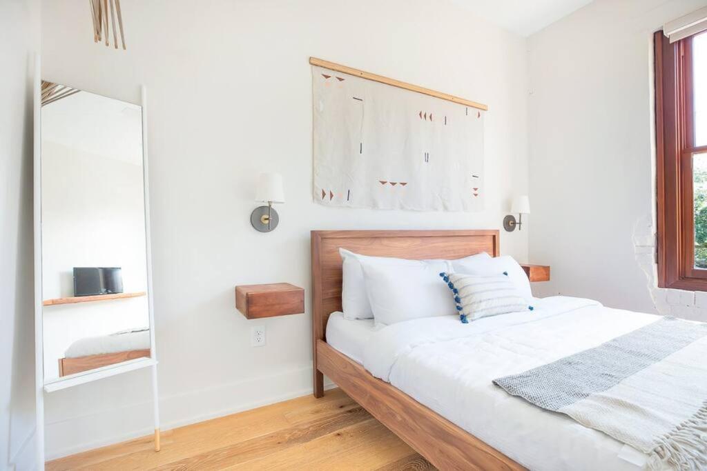 Postel nebo postele na pokoji v ubytování Annabelle 2D Downtown 2 BR 2BA near City Market