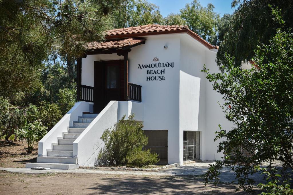 Το κτήριο όπου στεγάζεται  η παραθεριστική κατοικία