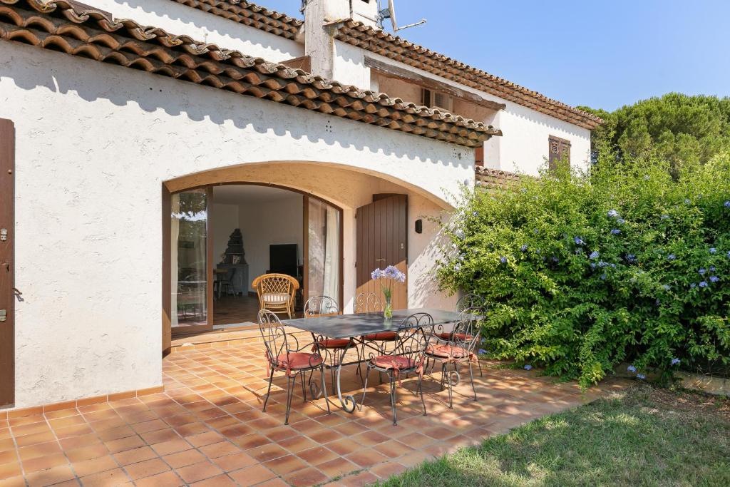d'une terrasse en briques avec une table et des chaises. dans l'établissement Villa calme Antibes, à Antibes
