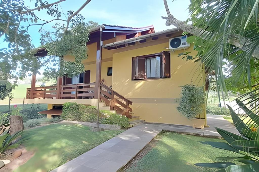 a view of a house from the garden at Casa Caminhos de Pedra ao lado da casa da ovelha in Bento Gonçalves