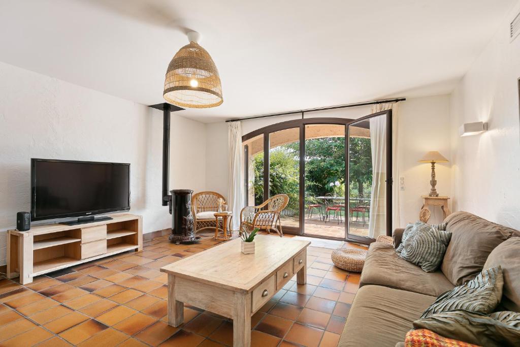 TV a/nebo společenská místnost v ubytování Villa calme Antibes