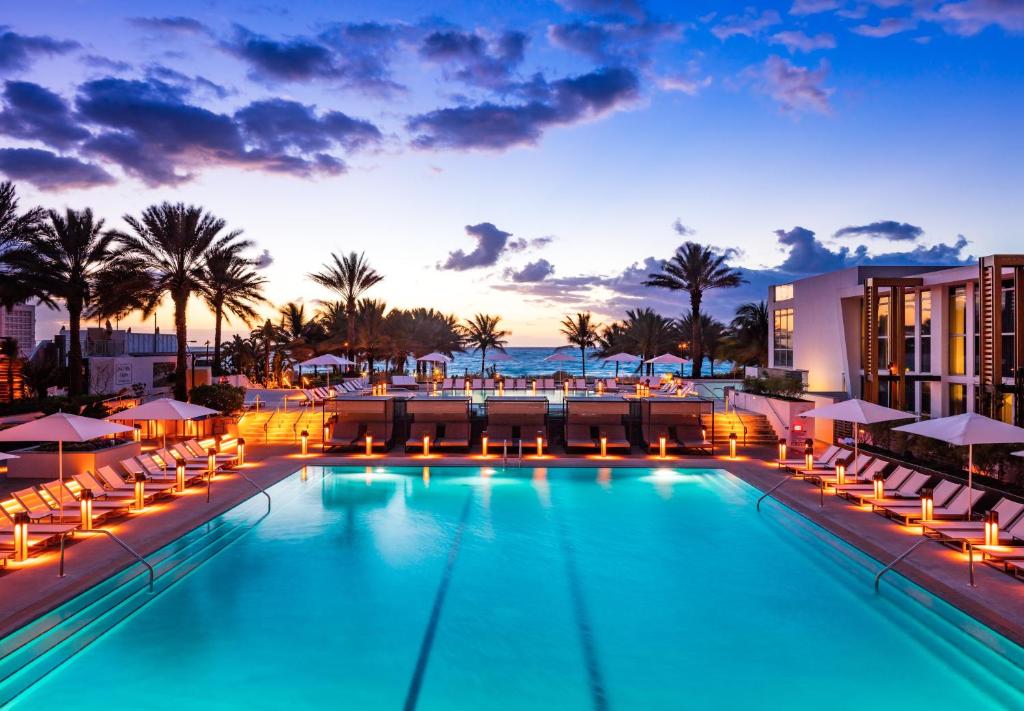 een zwembad met ligstoelen en een resort bij Eden Roc Miami Beach in Miami Beach
