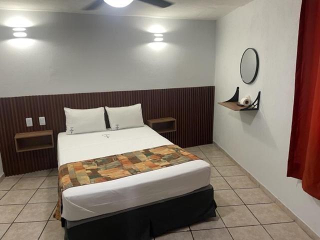 ein Schlafzimmer mit einem großen Bett in einem Zimmer in der Unterkunft Hotel Vigo in Guadalajara
