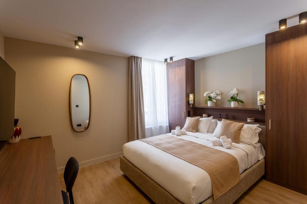 a hotel room with a large bed and a mirror at Sol hotel St Mande - 2 personnes - 22 in Saint-Mandé