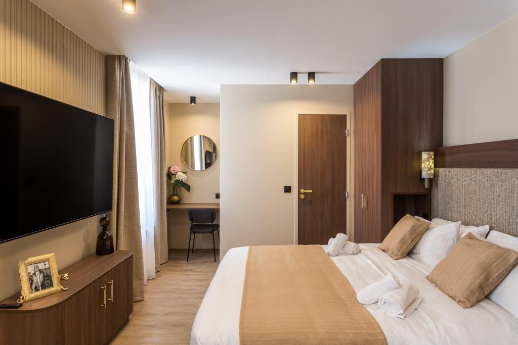 Μια τηλεόραση ή/και κέντρο ψυχαγωγίας στο Sol hotel St Mande - 2 personnes - 23