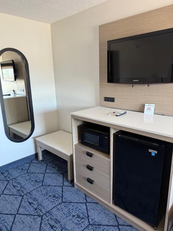 Baymont by Wyndham Columbia, MO - King Room - Non-Smoking