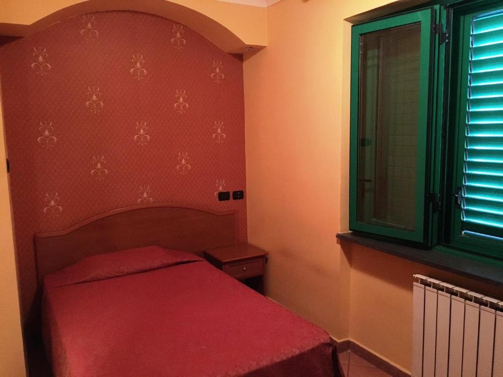 Łóżko lub łóżka w pokoju w obiekcie Hotel Stefano a Melito
