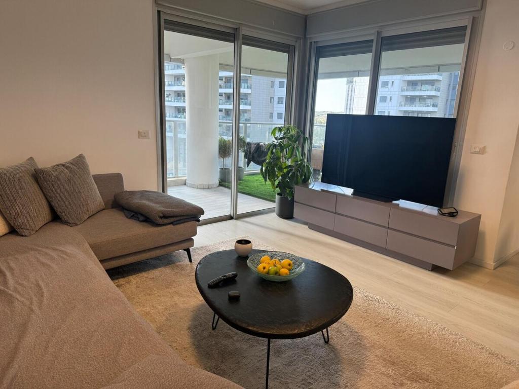 TV a/nebo společenská místnost v ubytování Prince Palace Poleg Beach 4BR 150M Ir Yamim