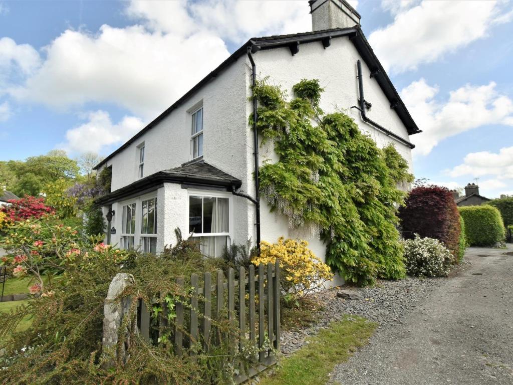 Una casa blanca con plantas a los lados. en 4 Bed in Sawrey LCC33, en Near Sawrey