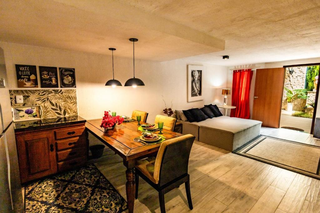 Køkken eller tekøkken på Villa Romana - Experiência única em frente à Praia de Itapuã, apartamento todo climatizado