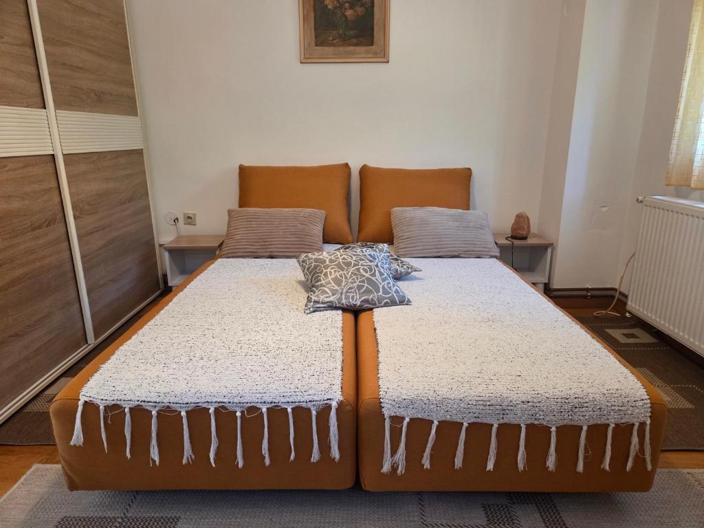 Una cama grande en una habitación con en Mate, en Banja Koviljača